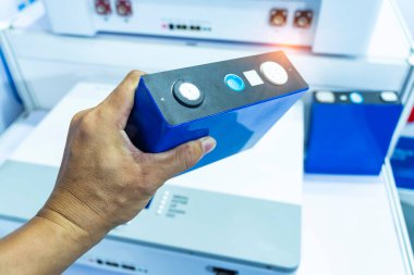 Lityum iyon endüstriyel yüksek akım piller ve konnektörle el ele