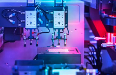 üretim fabrikasında konveyörlü vakum emiciler ile robot, Akıllı fabrika sanayi 4.0 kavramı.