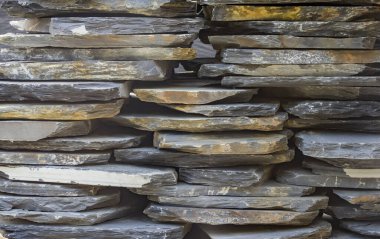 Döşeme, yürüyüş yolları ya da duvar dekorasyonu için kullanılan düz tahta taşları istifleyin.