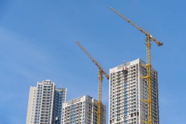 Şehirdeki yüksek binaların inşaatı, endüstriyel inşaat alanı