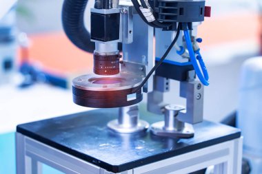 Endüstri 4.0 ve teknoloji konsepti için imalat endüstrisindeki akıllı robotlar. Zenginlik fabrikasındaki robotik görüş sensör kamera sistemi