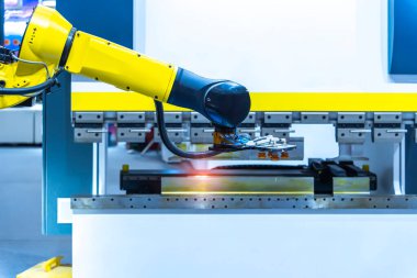 Robot kolu yapay zeka fabrikasının üretim bölümünde akıllıca çalışıyor.