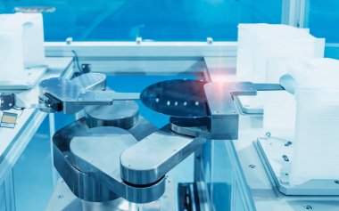 akıllı fabrikada silikon gofretler, mikro devreler ve otomatik sistem denetim uygulaması ile robot kolu