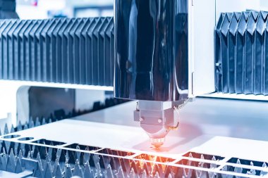 Fabrikada lazer kesme makinesi denetleyici