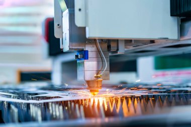 Fabrikada lazer kesme makinesi denetleyici