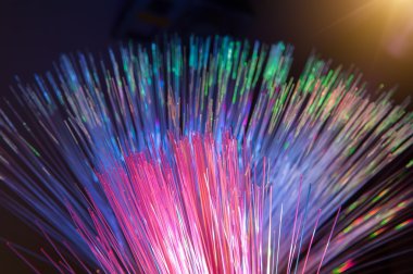 Optik fiber dinamik teknoloji arka planının derinliklerinden uçuyor.