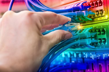 Ağ sunucu odası fiber optik hub ile digi için çalışan adam