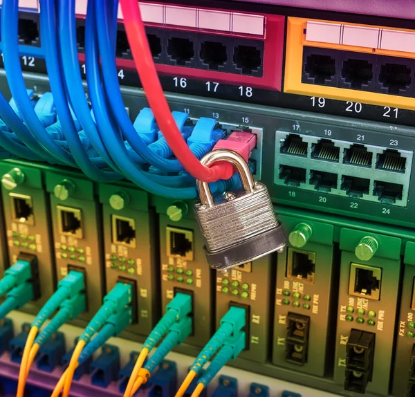 Nätverk och data skydd koncept med hänglås och switch — Stockfoto