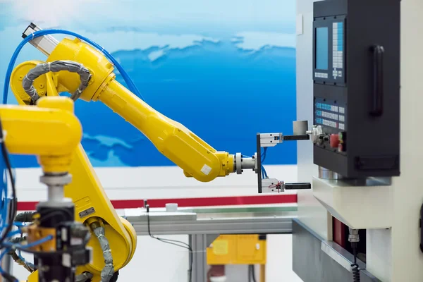 Máquina-ferramenta manual robótica na fábrica de fabricação industrial — Fotografia de Stock