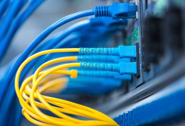 Fiber optik kabloların bağlı bir optik bağlantı noktaları ve ağ kablosu