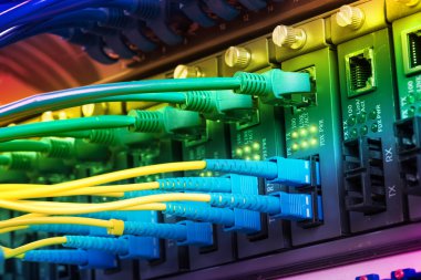 Fiber optik geçiş panosu teller ile