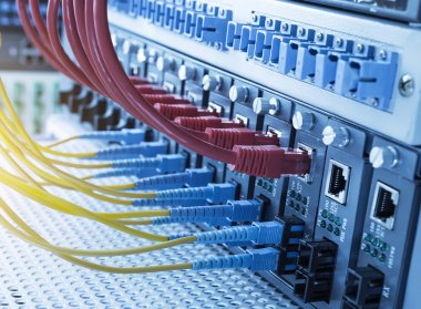 Fiber optik geçiş panosu teller ile