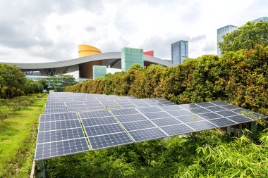 Modern Şehrin Parkındaki Güneş Panelleri