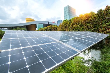 Modern Şehrin Parkındaki Güneş Panelleri