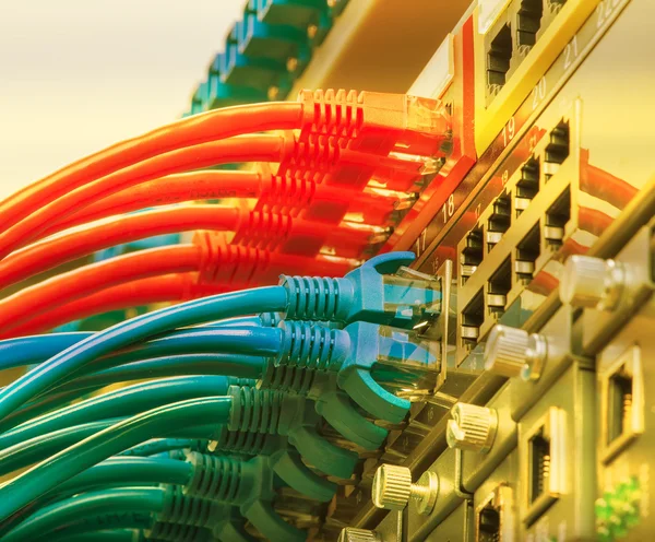 Conmutador de red y cables Ethernet, concepto de centro de datos. — Foto de Stock