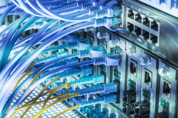 Fiber Optic kabels aangesloten op een optische poorten en netwerkkabel — Stockfoto