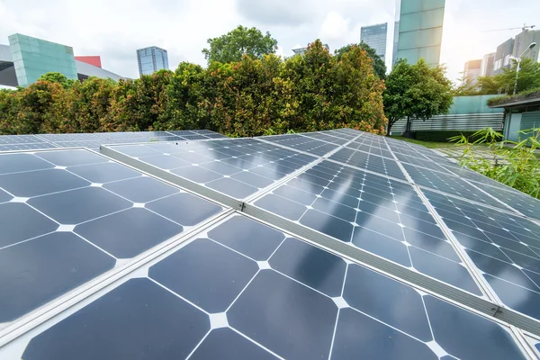 Paneles solares en el parque de la ciudad moderna —  Fotos de Stock