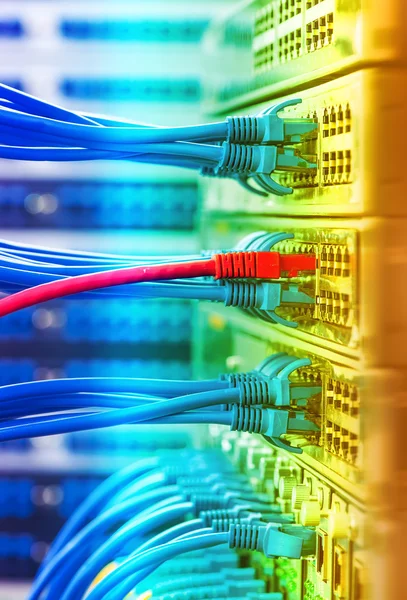 Nätverkskabel anslutning på nätverkskärnan switch närbild — Stockfoto