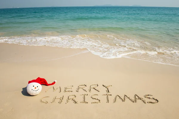 在与圣诞节 s 的热带海滩白色沙滩上写的圣诞快乐 — 图库照片