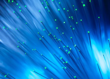 Optik fiber dinamik teknoloji arka planının derinliklerinden uçuyor.