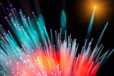 Optik fiber dinamik teknoloji arka planının derinliklerinden uçuyor.