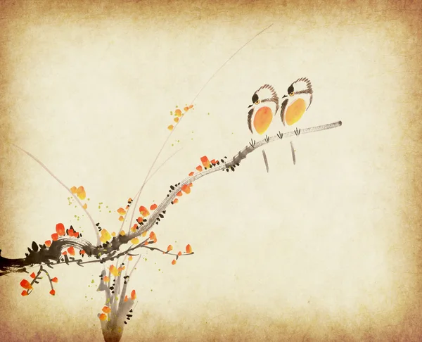 中国の伝統的な絵画梅の花と古い紙の背景に2羽の鳥 — ストック写真