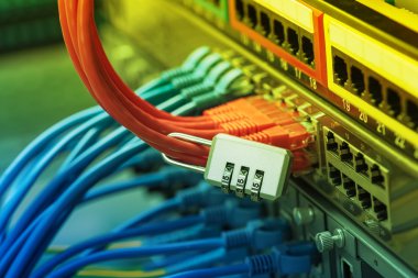 asma kilit ve anahtarı ile ağ ve veri koruma kavramı