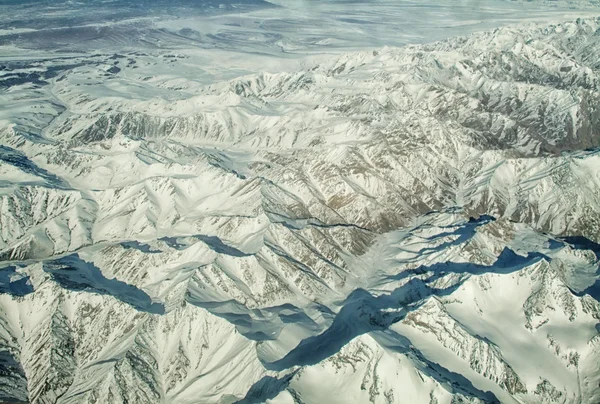 Montañas bajo la nieve en invierno —  Fotos de Stock