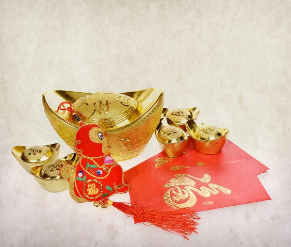 Традиционные китайский узел и золотой слитки средние символы богатства — стоковое фото