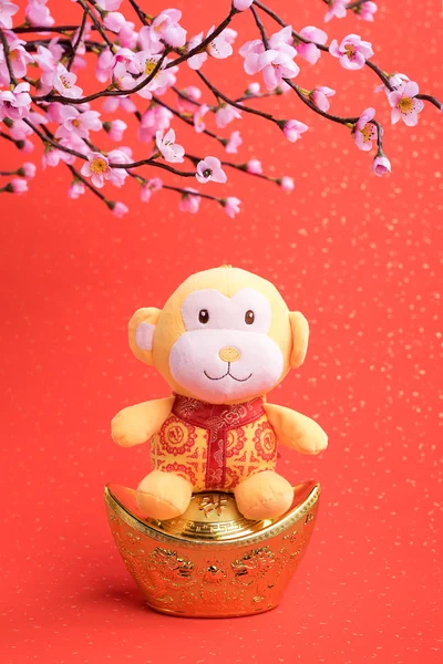 Chino lunar nuevo año adornos juguete de mono en festivo backgr — Foto de Stock