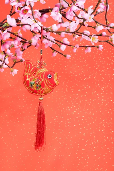 Traditionele chinese knoop en goudstaaf symbolen van rijkdom betekenen een — Stockfoto