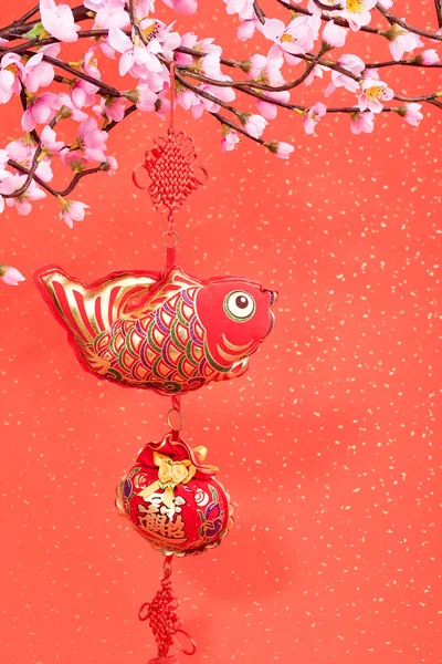 Traditioneller chinesischer Knoten und Goldbarren bedeuten Symbole des Reichtums a — Stockfoto