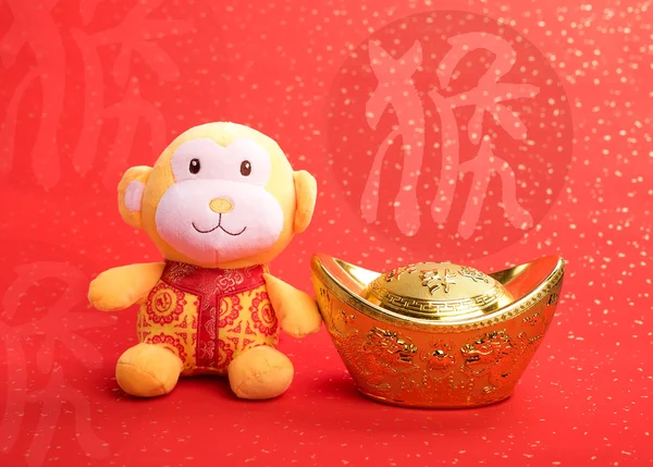 Chinois lunaire nouvel an ornements jouet de singe sur backgr festive — Photo