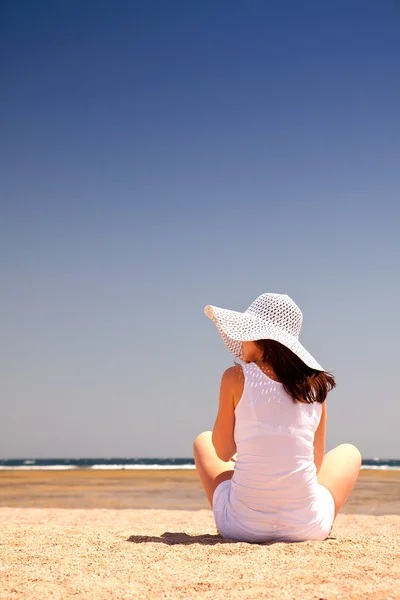 Sitting woman on the beach — Stock Photo, Image