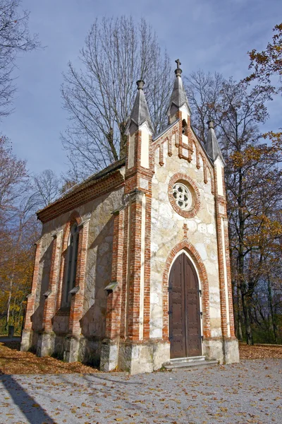 Katolická kaple v lese — Stock fotografie