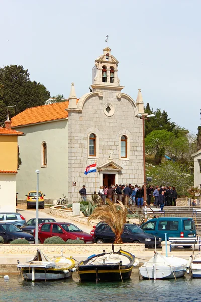 Iglesia en el pequeño lugar de pesca, Tribunj —  Fotos de Stock