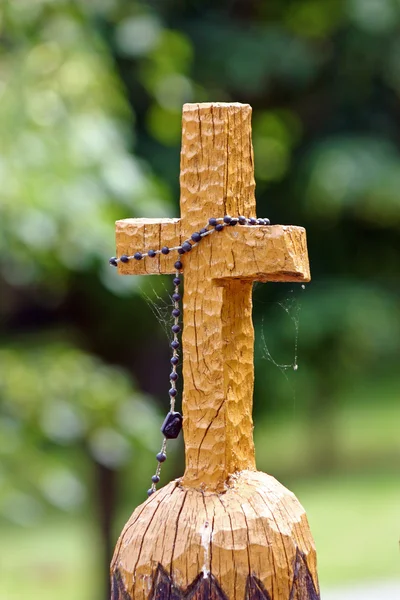 Cruz de madeira esculpida — Fotografia de Stock