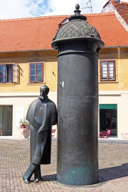 Ağustos Senoa heykeli 