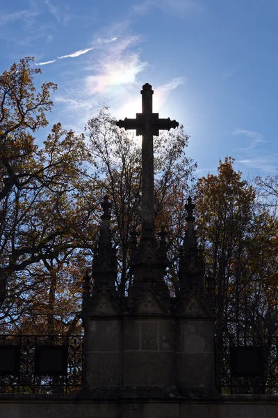 Высокий крест в небе — стоковое фото