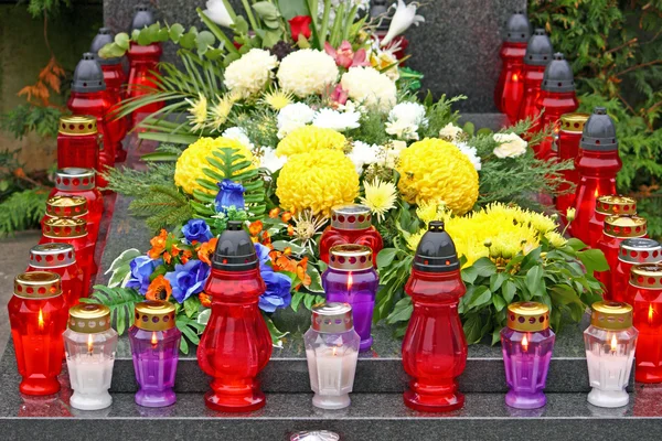 Flowers and votive candles — Stock Photo, Image