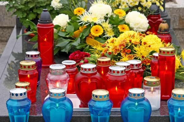 Flowers and votive candles — Stock Photo, Image