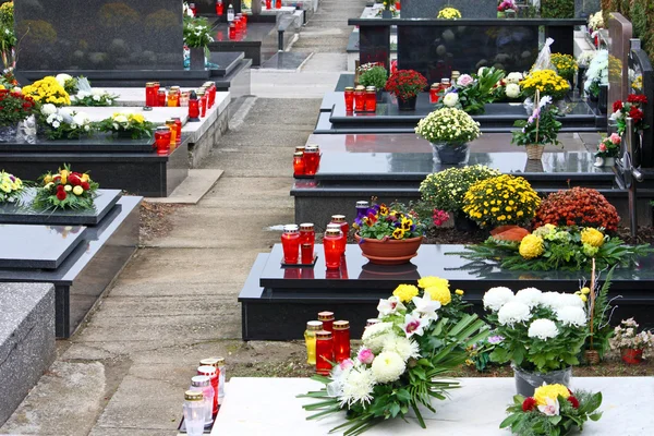 Tumbas en el cementerio — Foto de Stock