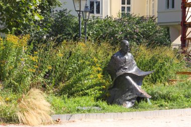 ZAGREB, CROATIA - 17 Temmuz 2023: Mohoroviciç, Hırvatistan 'ın başkenti Zagreb' deki Park Griç 'e yerleştirilen Hırvat jeofizikçi Andrija Mohoroviciç' in heykeli