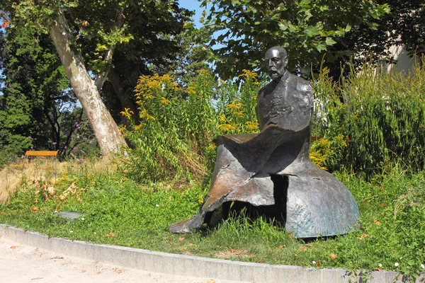 ZAGREB, CROATIA - 17 Temmuz 2023: Mohoroviciç, Hırvatistan 'ın başkenti Zagreb' deki Park Griç 'e yerleştirilen Hırvat jeofizikçi Andrija Mohoroviciç' in heykeli