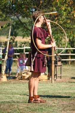 Zagreb, Hırvatistan 11 Eylül 2011, Hırvatistan 'ın Zagreb yakınlarındaki Andautonia 'daki Roma gösterisi sırasında Cornu oyuncusu (günümüz Scitarjevo)
