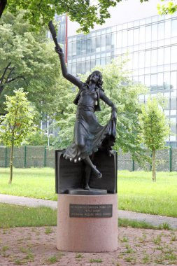 ZAGREB, CROATIA - 5 Temmuz 2023: Dans eden bir Roman kadının heykeli, Romanların okur yazarlığının bir anıtı, Zagreb, Hırvatistan