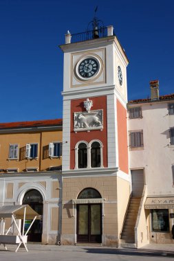 ROVINJ, CROATIA - 1 Aralık 2024: Town Clock, 12. yüzyılda yapılmış ve bir zamanlar şehir duvarlarının bir parçasıydı, saat ve Venedik aslanı sonradan eklendi.