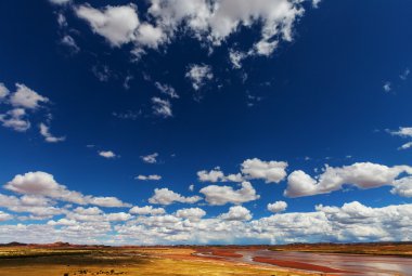 Beyaz bulutlar ile çayır manzaralar