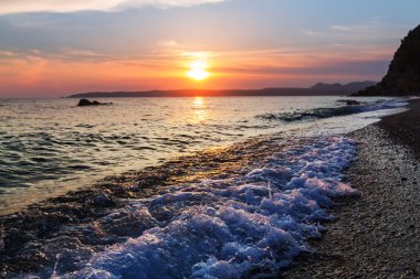 Deniz kıyısında günbatımı