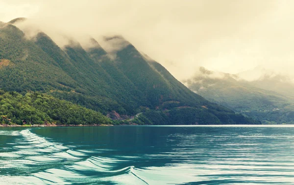 Montanhas e Lago na Noruega — Fotografia de Stock